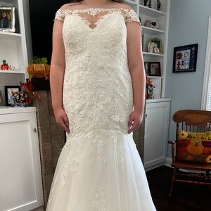 ETQ Vestido Label Wedding Gown.  Size 22.  Soft White